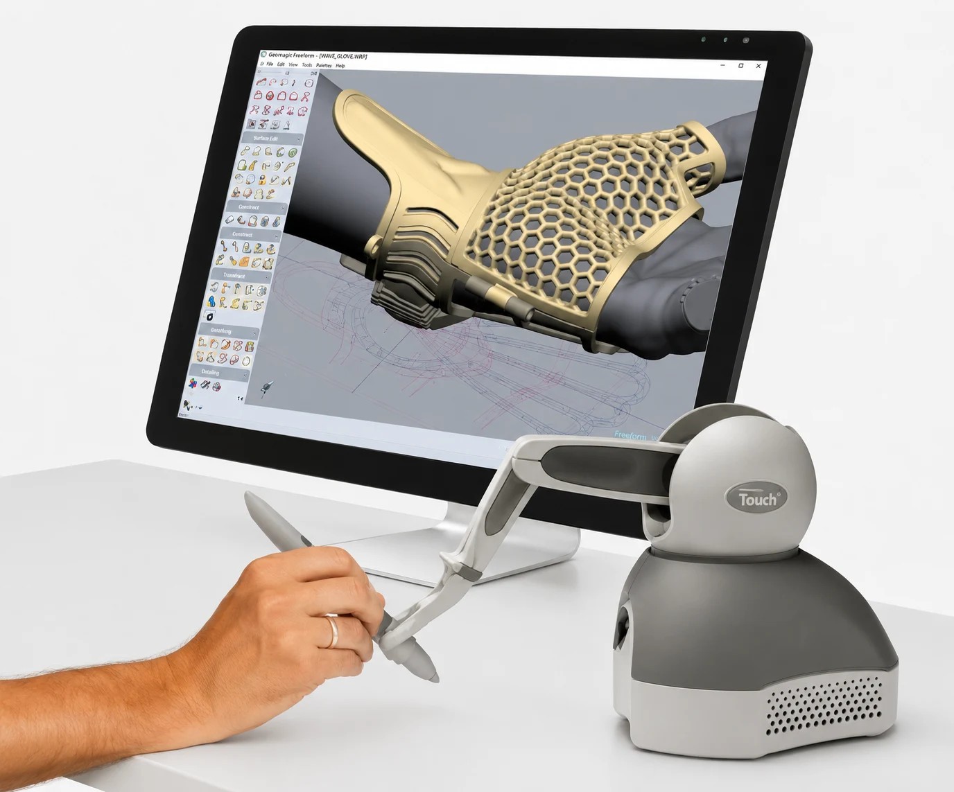 Système haptique Touch utilisé pour la conception 3D d'une orthèse médico-chirurgicale personnalisée sur un logiciel de CAO.