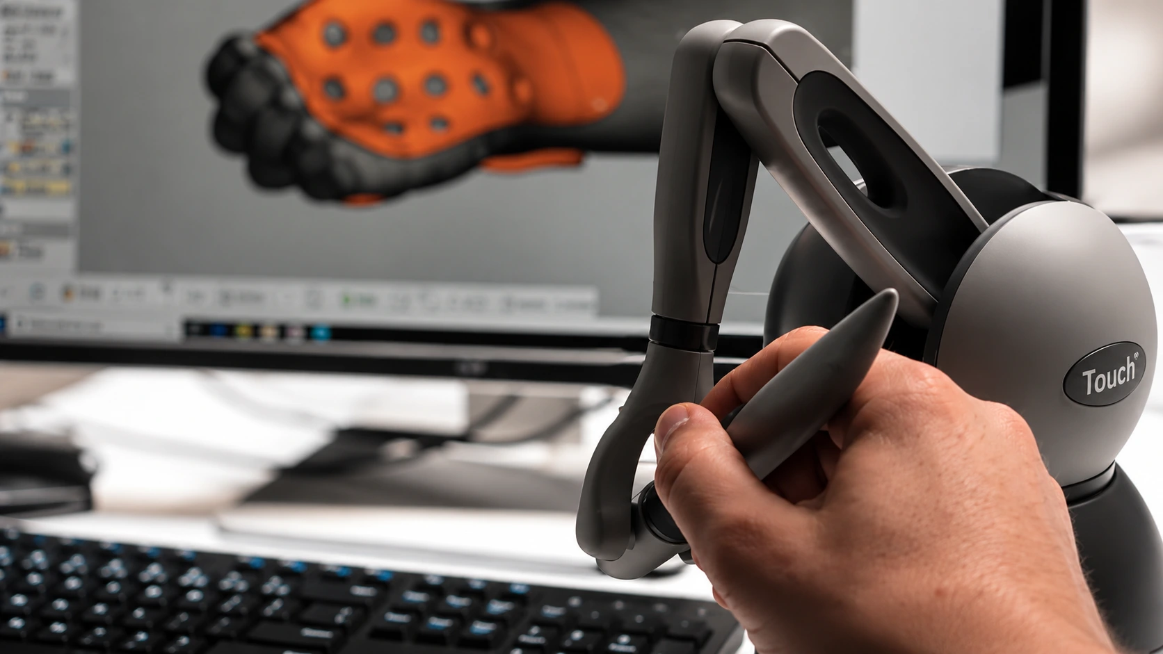 Système haptique Touch utilisé pour la modélisation 3D d'un dispositif médico-chirurgical personnalisé sur un logiciel de CAO.